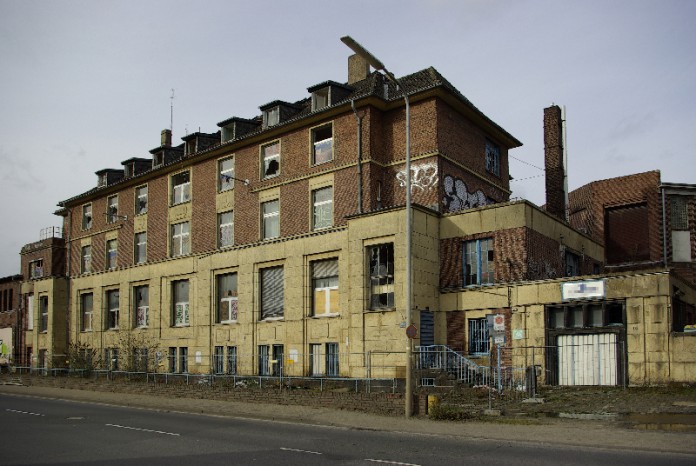 Leer stehendens Bürogebäude auf dem Gelände der Papierfabrik Anfang 2014.